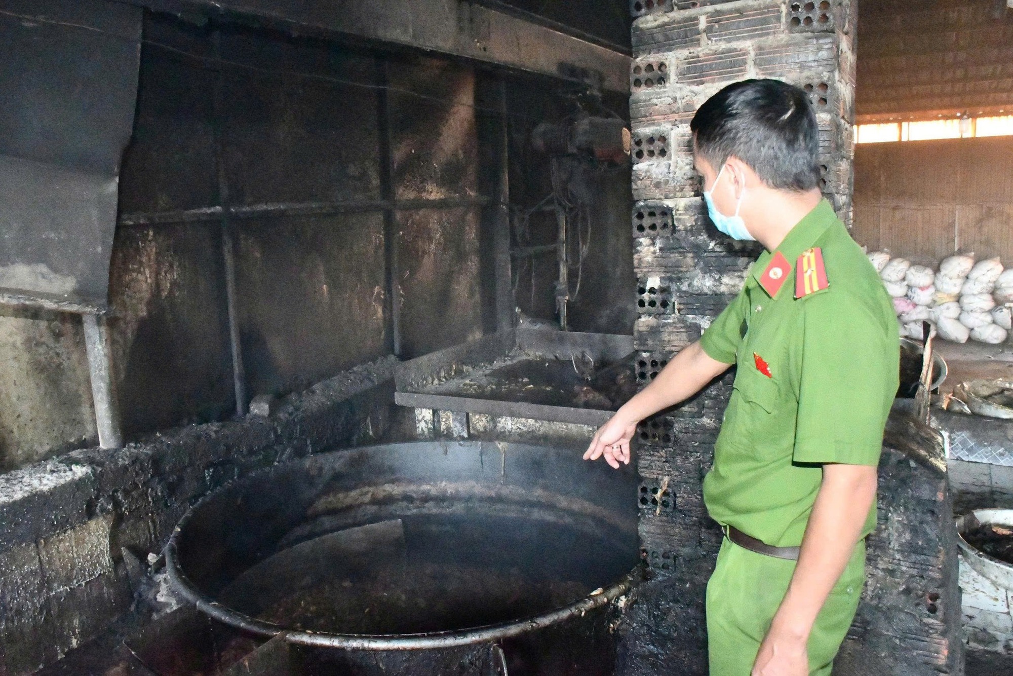 Cận cảnh cơ sở chế biến mỡ quy mô lớn, ẩn mình trong khu nghĩa trang- Ảnh 3. Cận cảnh cơ sở chế biến mỡ quy mô lớn, ẩn mình trong khu nghĩa trang- Ảnh 3.