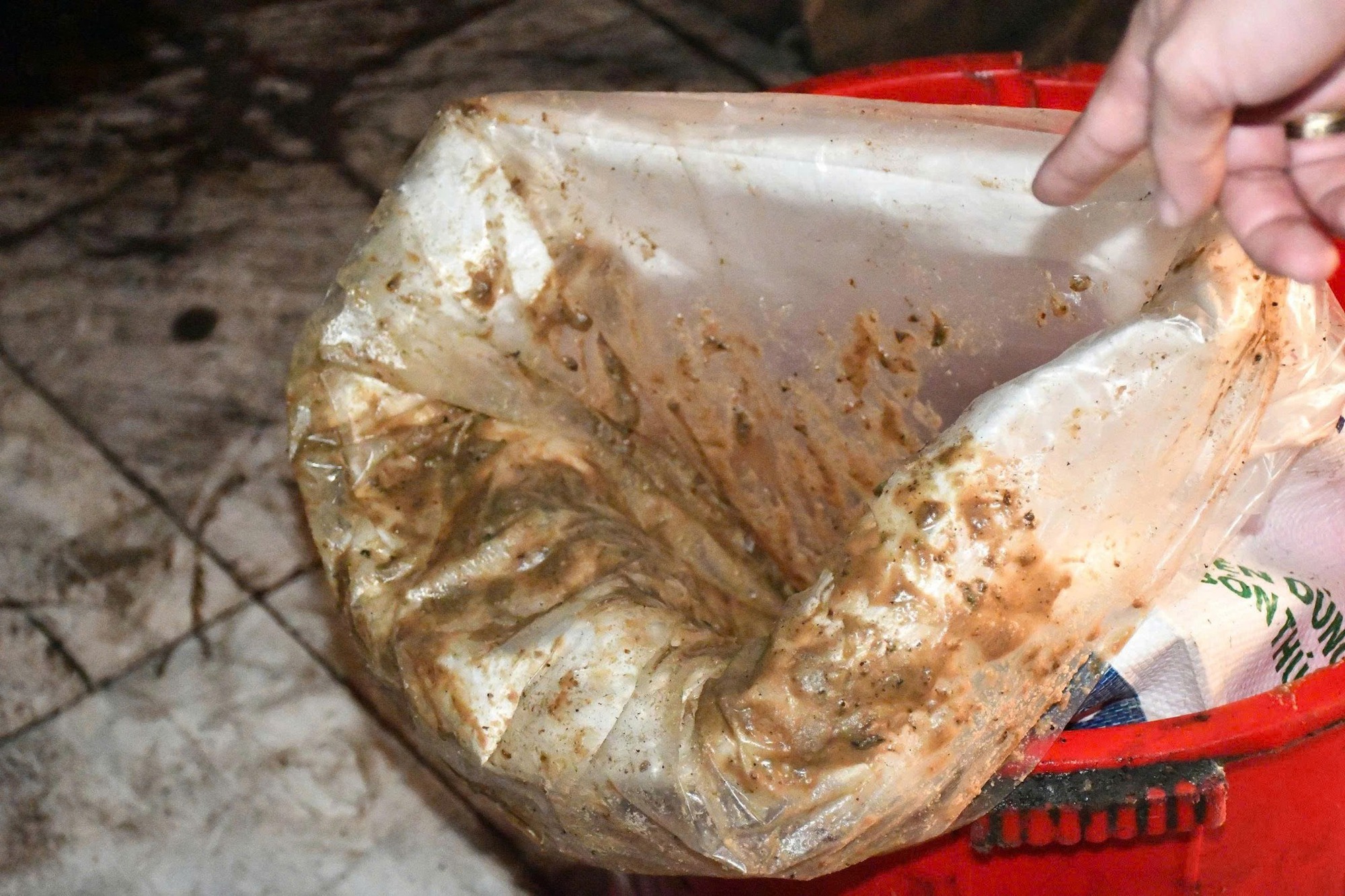 Cận cảnh cơ sở chế biến mỡ quy mô lớn, ẩn mình trong khu nghĩa trang- Ảnh 8. Cận cảnh cơ sở chế biến mỡ quy mô lớn, ẩn mình trong khu nghĩa trang- Ảnh 8.