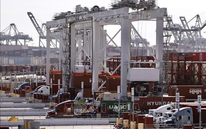 Quang cảnh cảng hàng hóa tại Los Angeles, California, Mỹ. Ảnh: THX/TTXVN