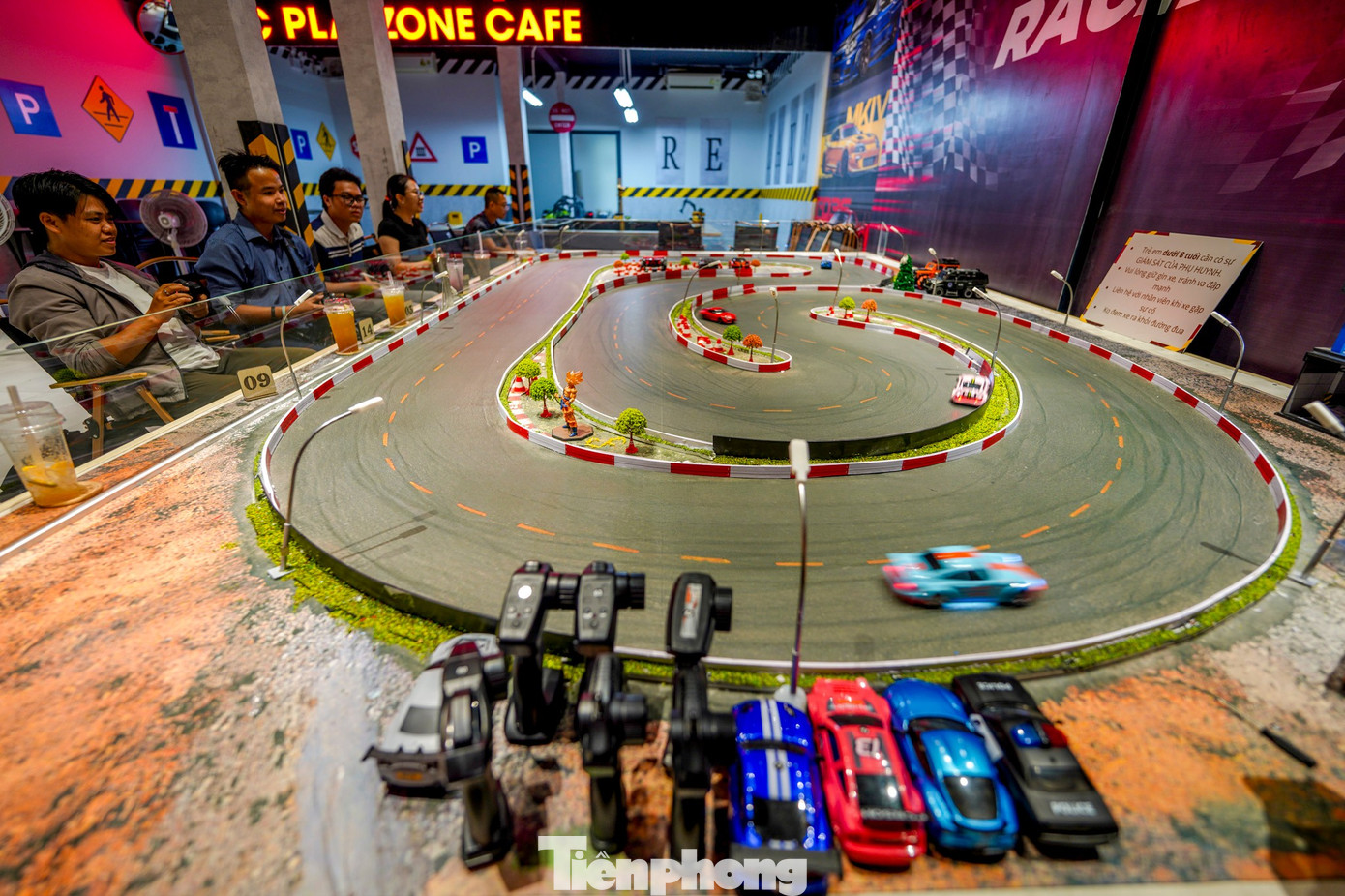 Giới trẻ TPHCM mê mẩn quán cà phê 'lái xe địa hình'- Ảnh 2.