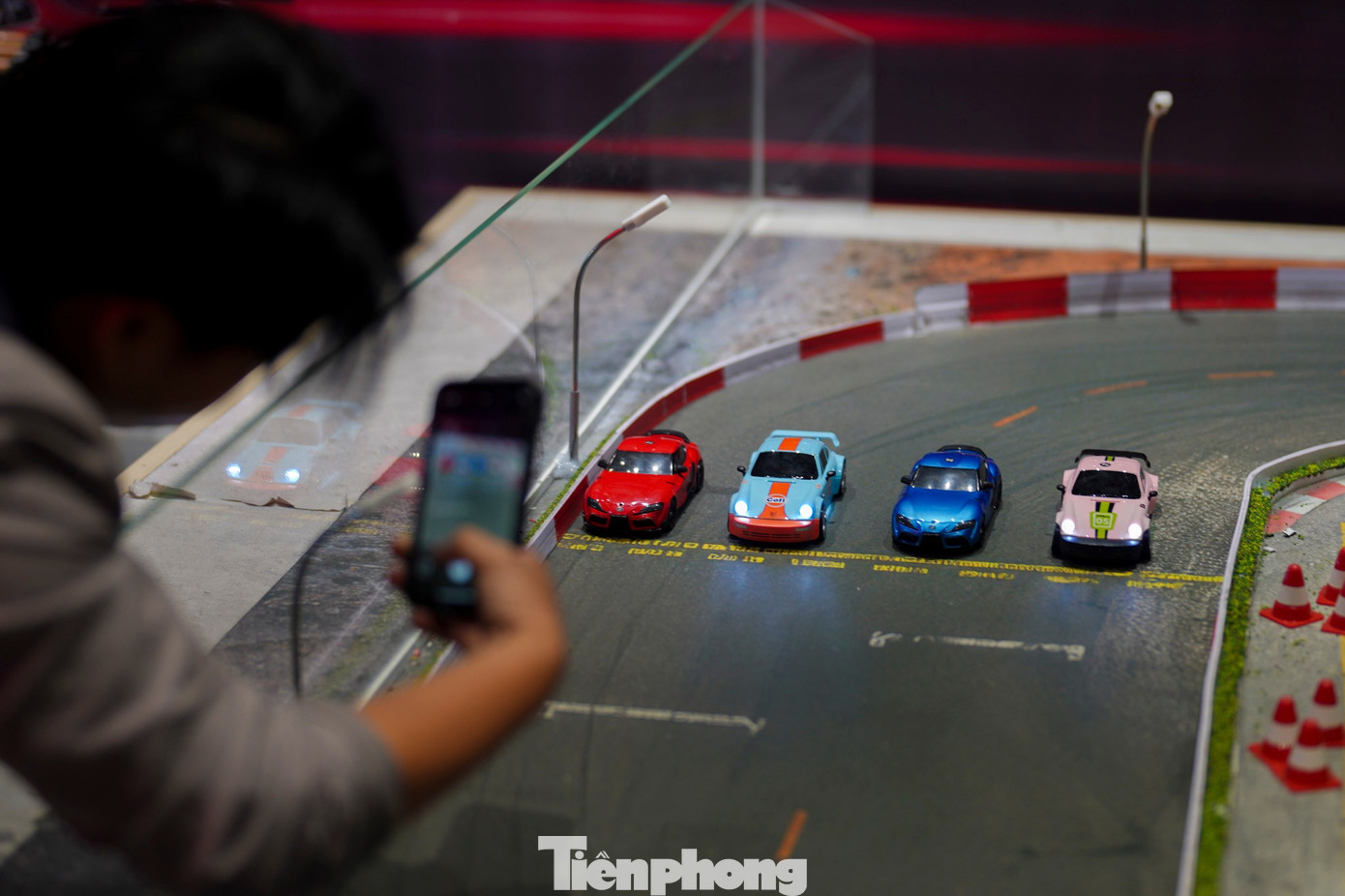 Giới trẻ TPHCM mê mẩn quán cà phê 'lái xe địa hình'- Ảnh 14.