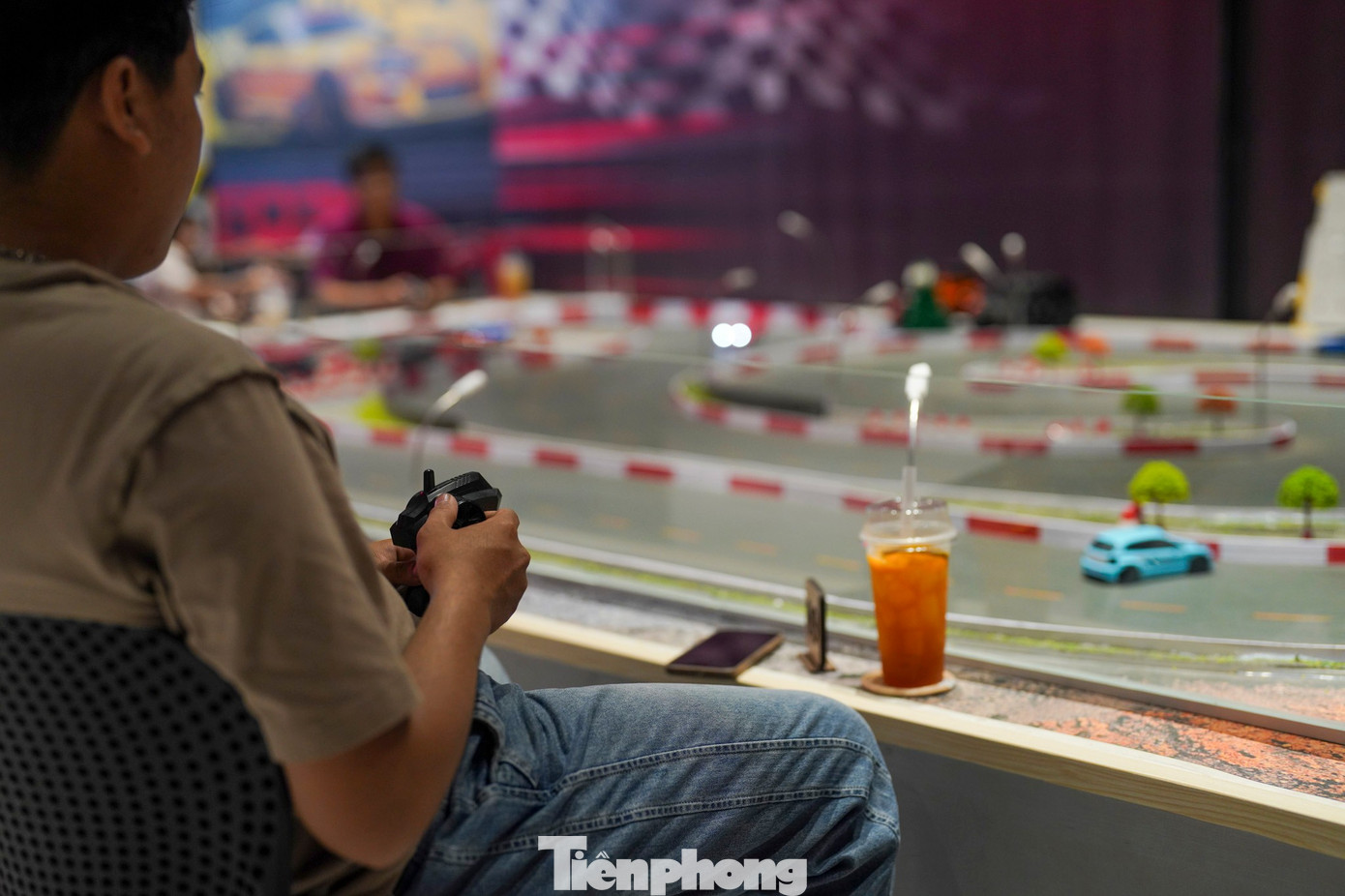 Giới trẻ TPHCM mê mẩn quán cà phê 'lái xe địa hình'- Ảnh 10.