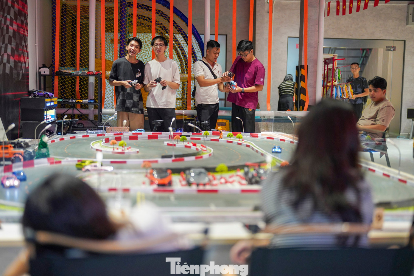 Giới trẻ TPHCM mê mẩn quán cà phê 'lái xe địa hình'- Ảnh 6.