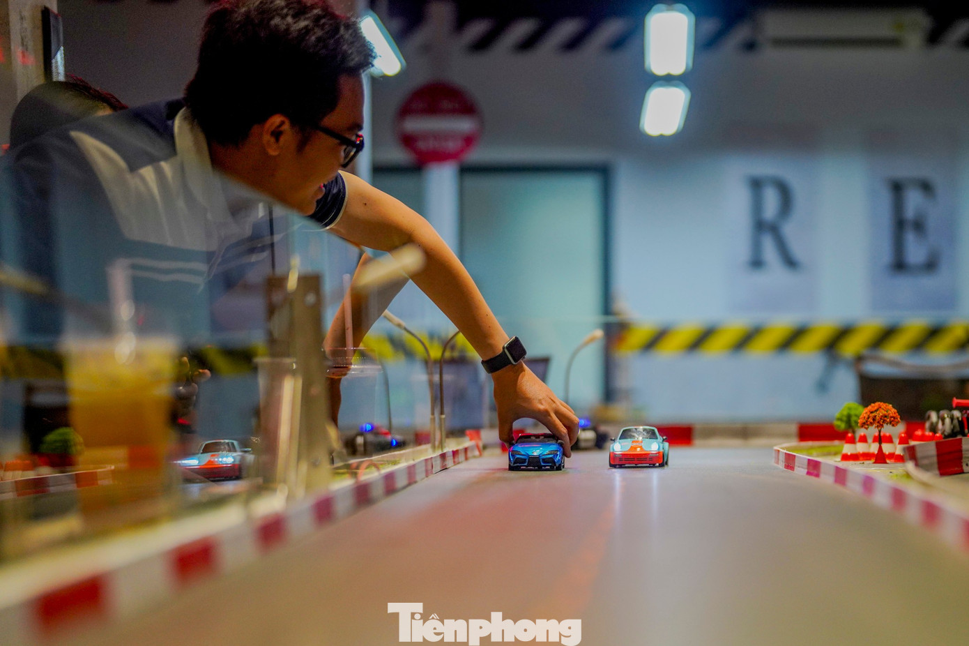 Giới trẻ TPHCM mê mẩn quán cà phê 'lái xe địa hình'- Ảnh 5.