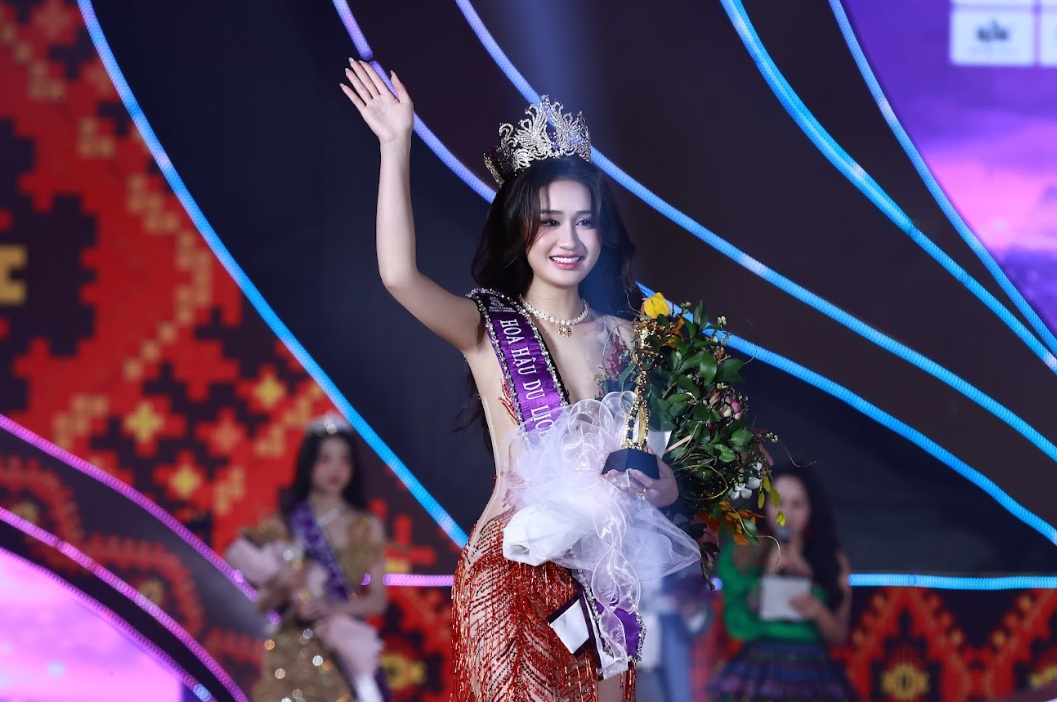 Nữ sinh 2005 giành được vương miện Hoa hậu Du lịch Dân tộc Việt Nam 2025 được nhận xét “gương mặt thanh tú, ánh mắt sáng, phong thái thanh lịch”- Ảnh 1. Nữ sinh 2005 giành được vương miện Hoa hậu Du lịch Dân tộc Việt Nam 2025 được nhận xét “gương mặt thanh tú, ánh mắt sáng, phong thái thanh lịch”- Ảnh 1.