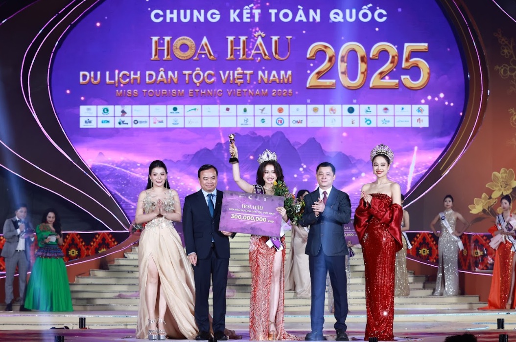 Nữ sinh 2005 giành được vương miện Hoa hậu Du lịch Dân tộc Việt Nam 2025 được nhận xét “gương mặt thanh tú, ánh mắt sáng, phong thái thanh lịch”- Ảnh 2. Nữ sinh 2005 giành được vương miện Hoa hậu Du lịch Dân tộc Việt Nam 2025 được nhận xét “gương mặt thanh tú, ánh mắt sáng, phong thái thanh lịch”- Ảnh 2.