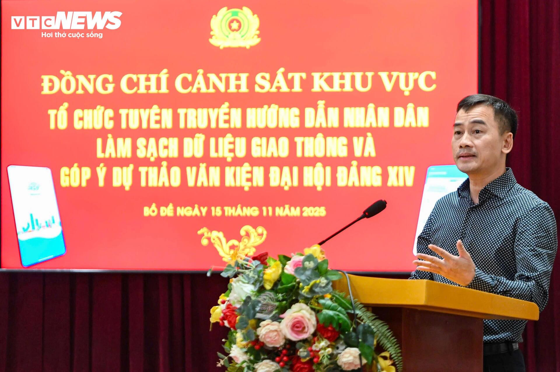 Công an Hà Nội tới từng khu phố hỗ trợ người dân làm sạch dữ liệu đăng ký xe- Ảnh 9.