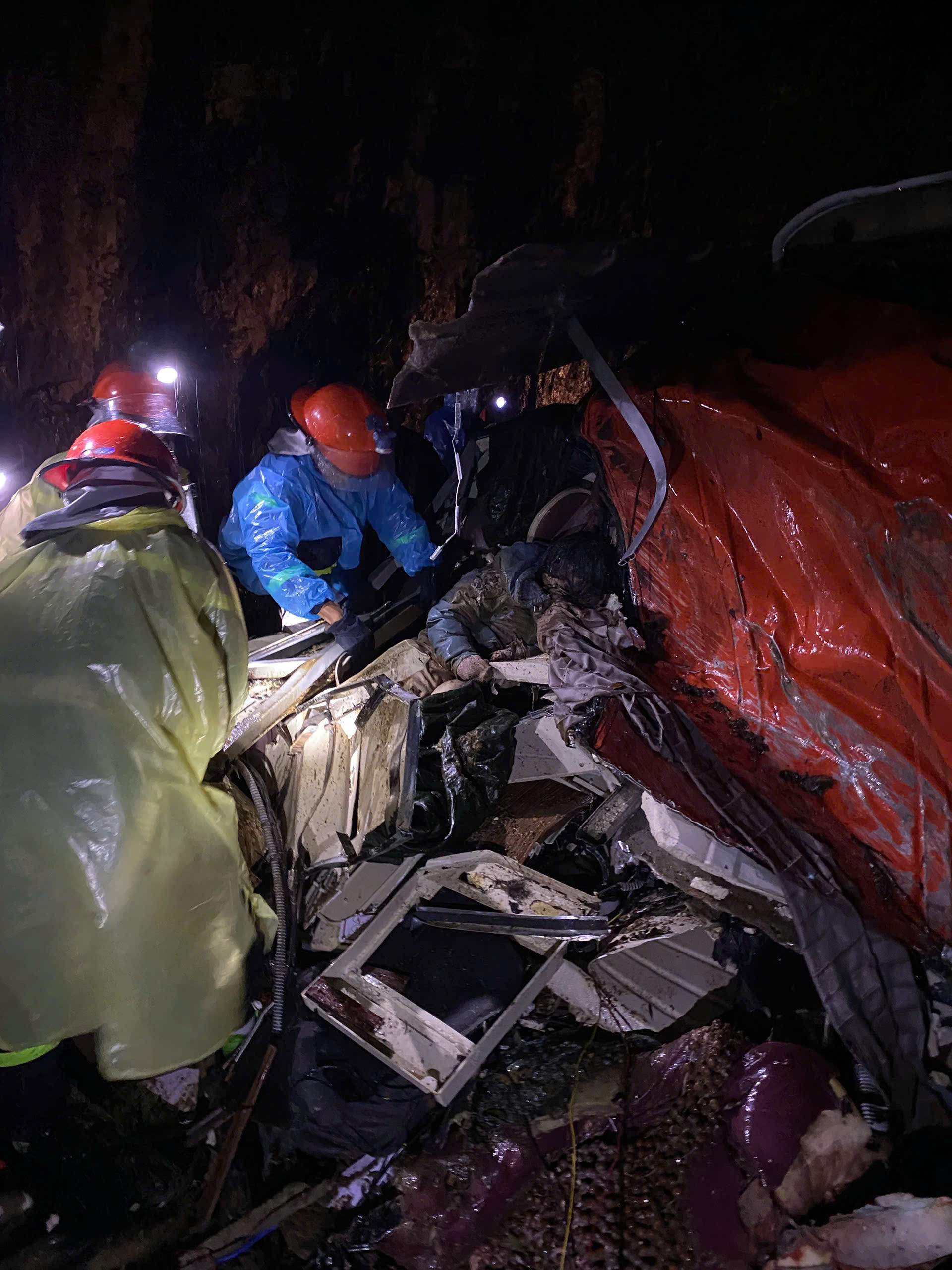 Hiện trường sạt lở núi đè bẹp ô tô khách ở đèo Khánh Lê, ít nhất 6 người chết- Ảnh 8.