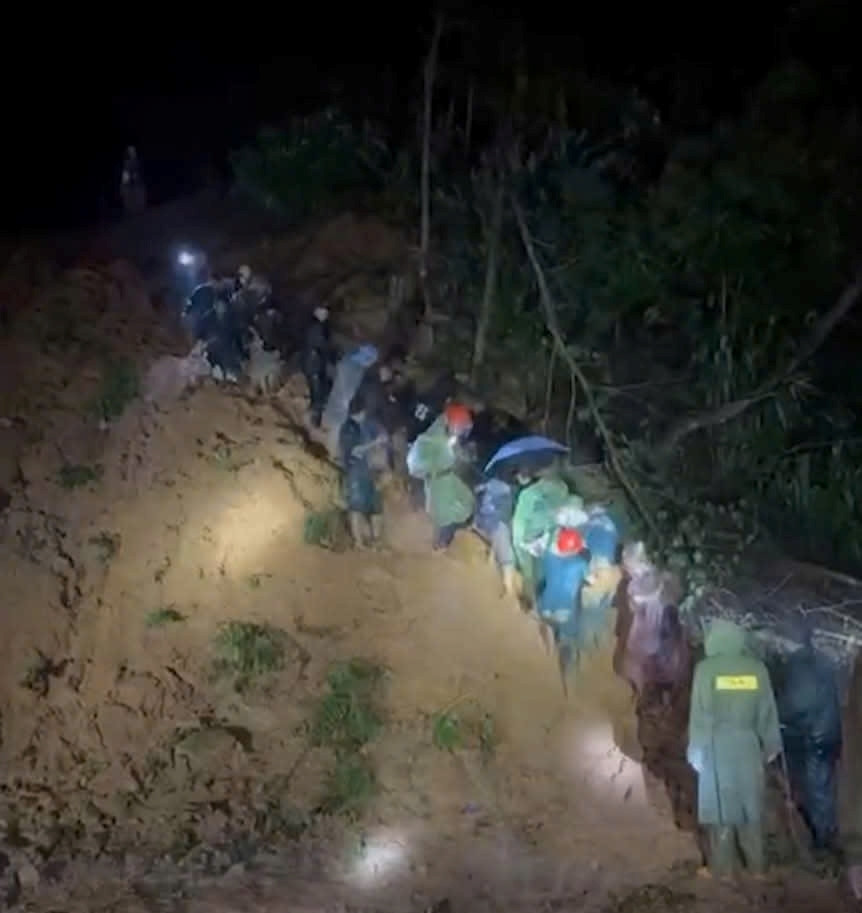 Hiện trường sạt lở núi đè bẹp ô tô khách ở đèo Khánh Lê, ít nhất 6 người chết- Ảnh 4.