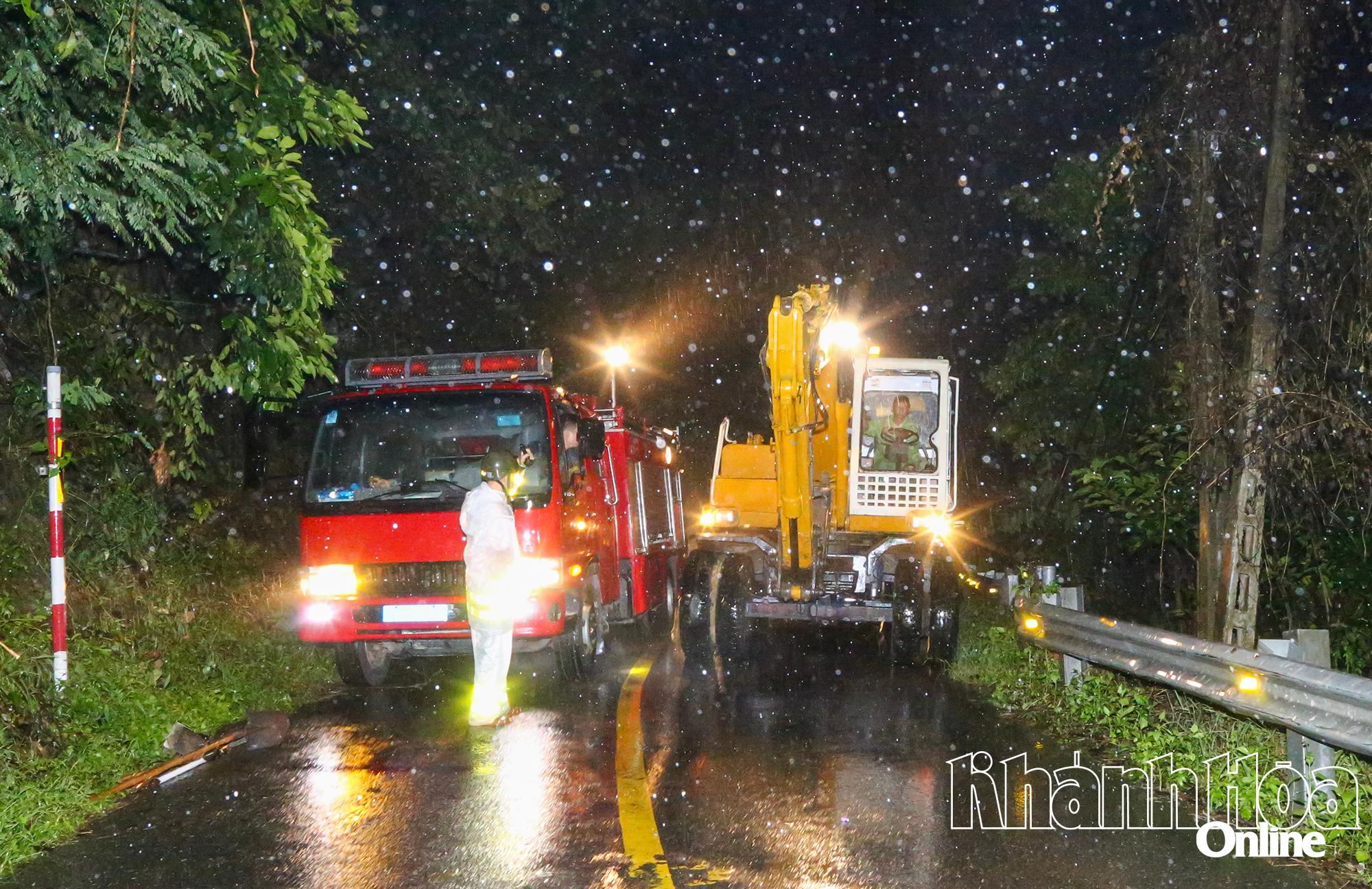 Hiện trường vụ sạt lở núi đè lên xe khách Phương Trang khiến 6 người chết, 16 người bị thương- Ảnh 5. Hiện trường vụ sạt lở núi đè lên xe khách Phương Trang khiến 6 người chết, 16 người bị thương- Ảnh 5.