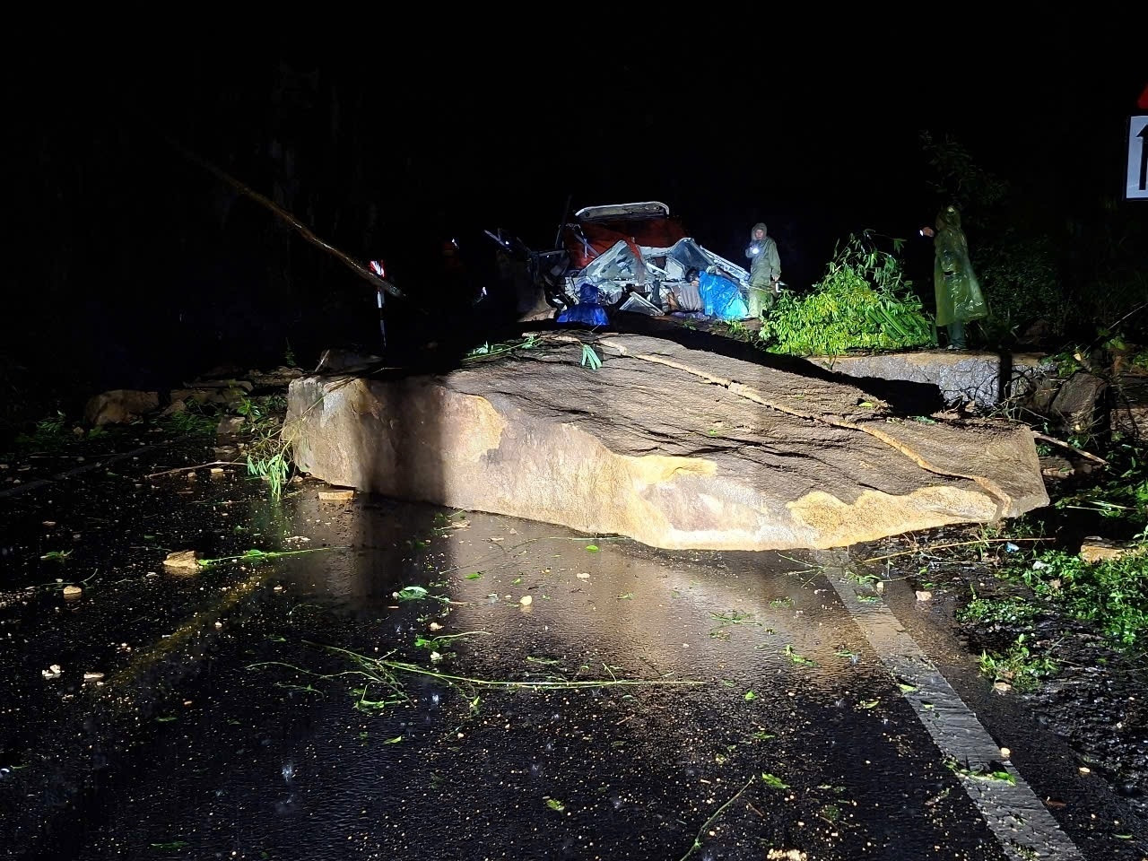 Hiện trường sạt lở núi đè bẹp ô tô khách ở đèo Khánh Lê, ít nhất 6 người chết- Ảnh 3.