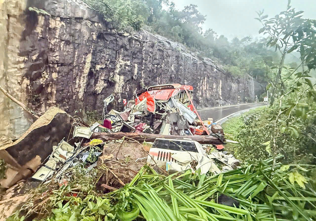 Hiện trường sạt lở núi đè bẹp ô tô khách ở đèo Khánh Lê, ít nhất 6 người chết- Ảnh 1.