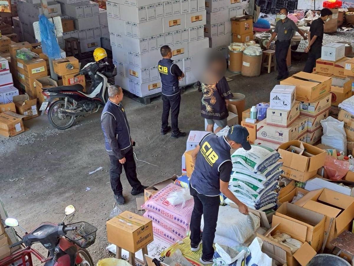 Một thiếu tướng chỉ huy cuộc đột kích, tóm gọn đường dây sản xuất hóa chất nông nghiệp giả, tịch thu loạt thuốc diệt cỏ, thuốc trừ sâu không giấy phép- Ảnh 1.