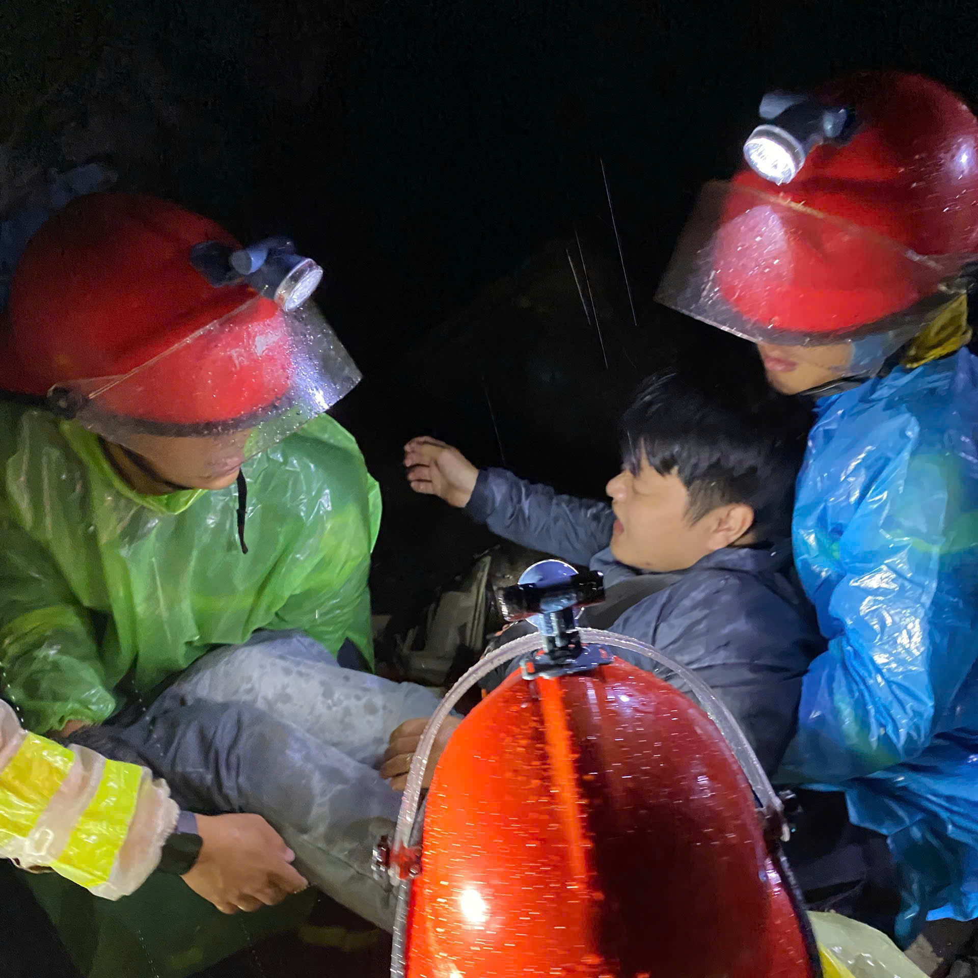 Hiện trường sạt lở núi đè bẹp ô tô khách ở đèo Khánh Lê, ít nhất 6 người chết- Ảnh 5.