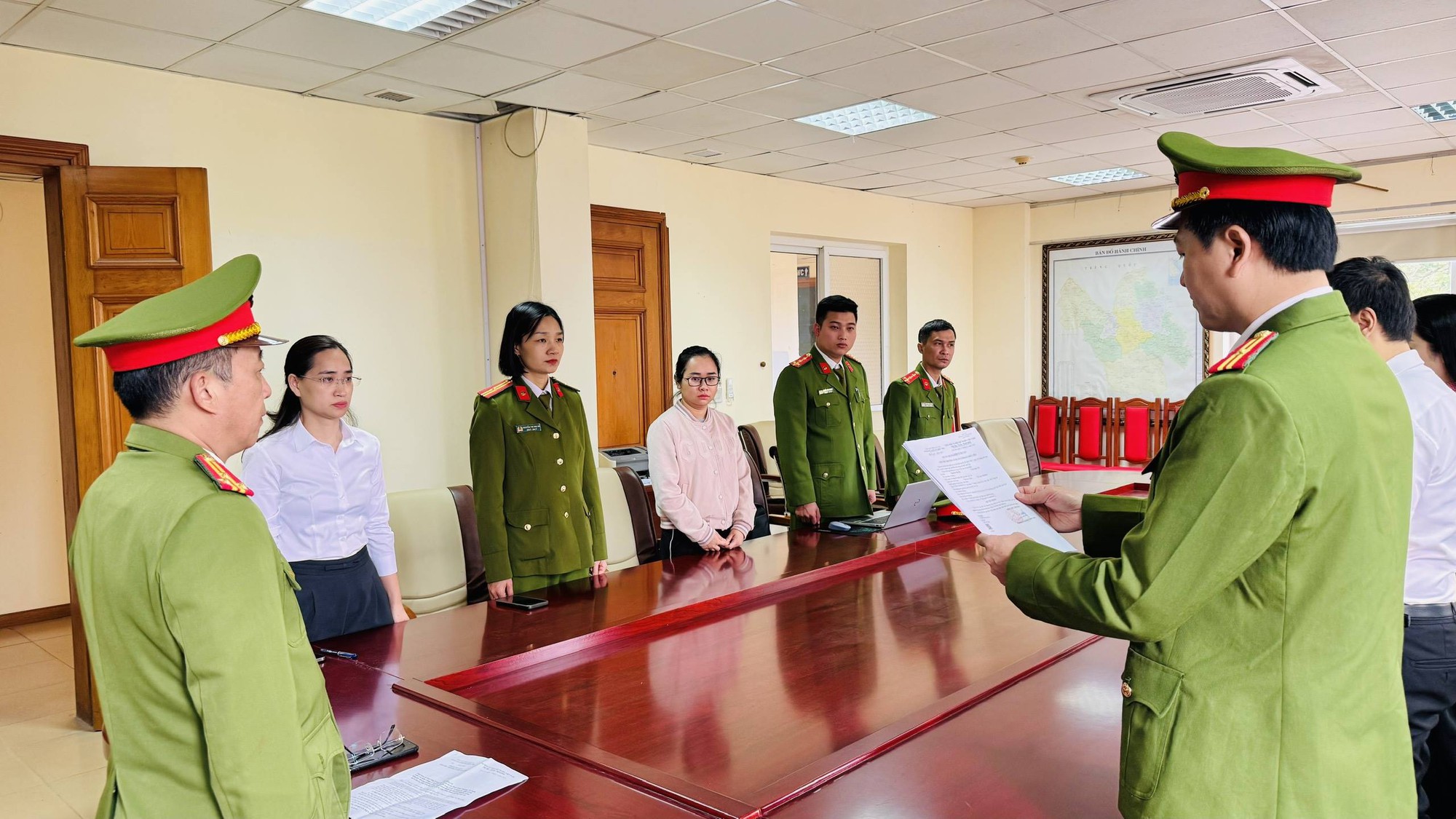 Bắt cán bộ phường Nguyễn Thu Hà và 2 người khác- Ảnh 2. Bắt cán bộ phường Nguyễn Thu Hà và 2 người khác- Ảnh 2.