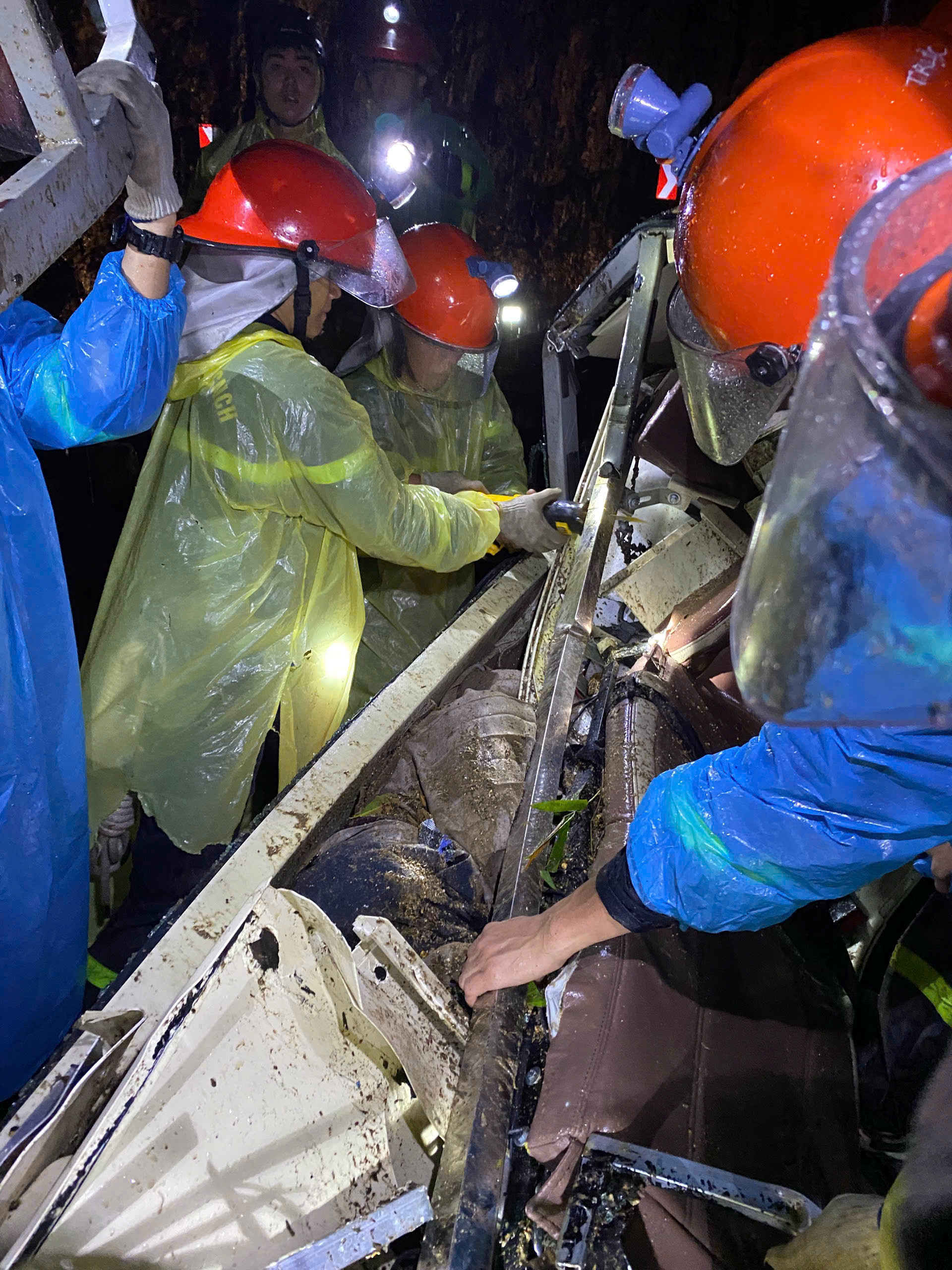 Hiện trường sạt lở núi đè bẹp ô tô khách ở đèo Khánh Lê, ít nhất 6 người chết- Ảnh 6.