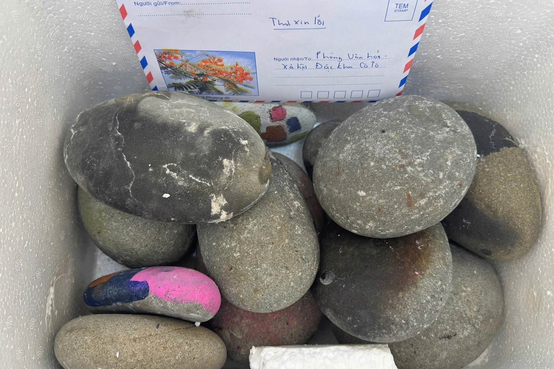 Bưu phẩm đặc biệt gửi qua đường bưu điện từ Hạ Long, tâm thư bên trong thùng xốp "gây bão" dư luận- Ảnh 2. Bưu phẩm đặc biệt gửi qua đường bưu điện từ Hạ Long, tâm thư bên trong thùng xốp "gây bão" dư luận- Ảnh 2.