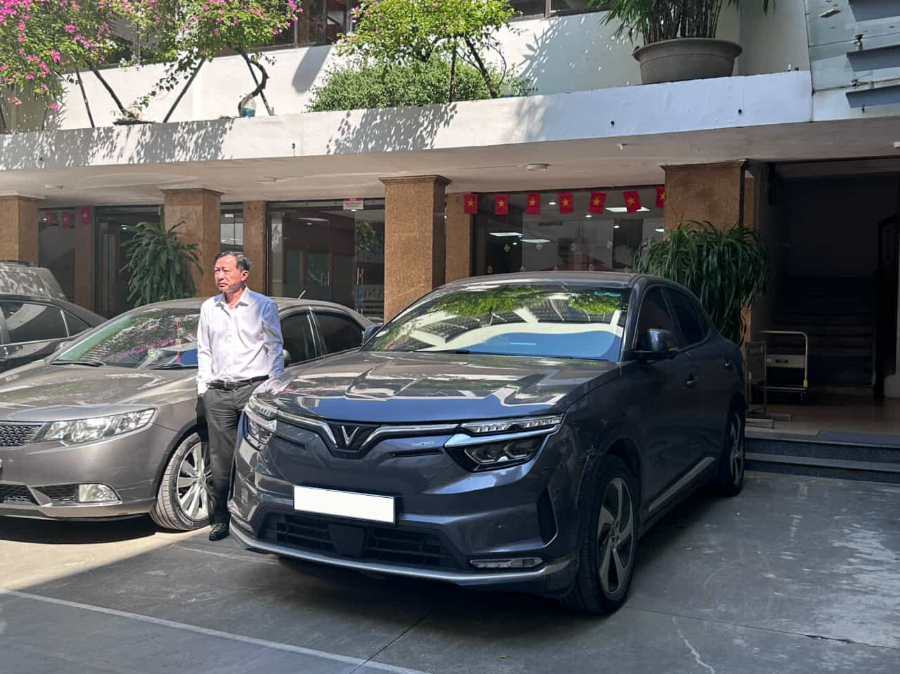 Đổi 2 xe VinFast VF 8 trong 2 năm liên tiếp, chủ xe chia sẻ: “Từng lái đủ loại xe xăng, giờ quay lại chắc không nổi”- Ảnh 1. Đổi 2 xe VinFast VF 8 trong 2 năm liên tiếp, chủ xe chia sẻ: “Từng lái đủ loại xe xăng, giờ quay lại chắc không nổi”- Ảnh 1.