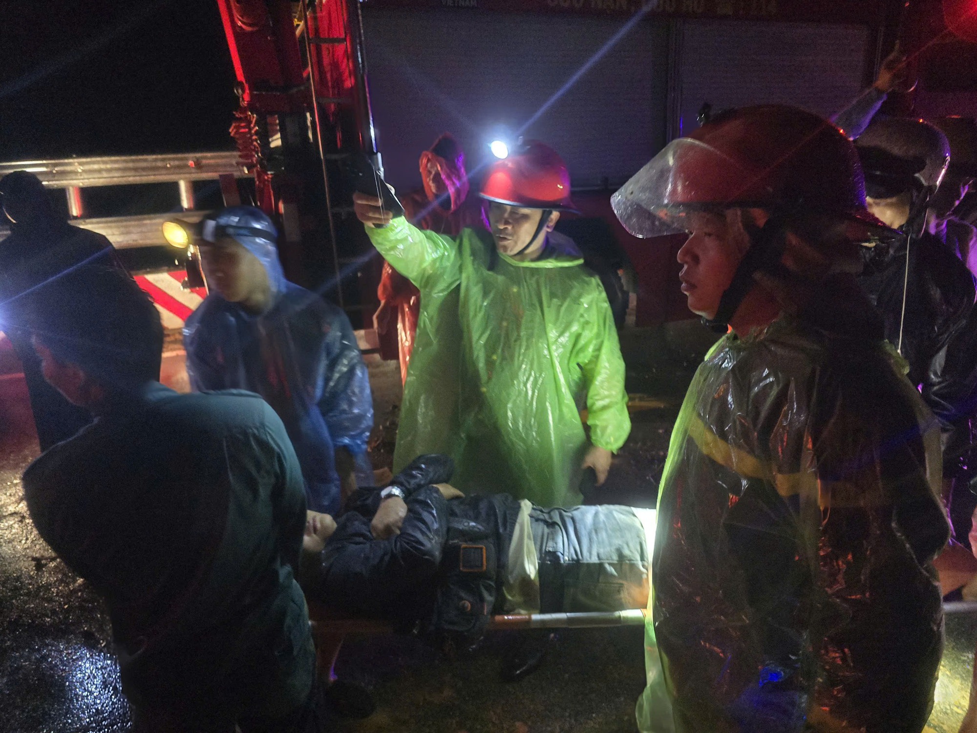 Hiện trường vụ sạt lở núi đè lên xe khách Phương Trang khiến 6 người chết, 16 người bị thương- Ảnh 1. Hiện trường vụ sạt lở núi đè lên xe khách Phương Trang khiến 6 người chết, 16 người bị thương- Ảnh 1.