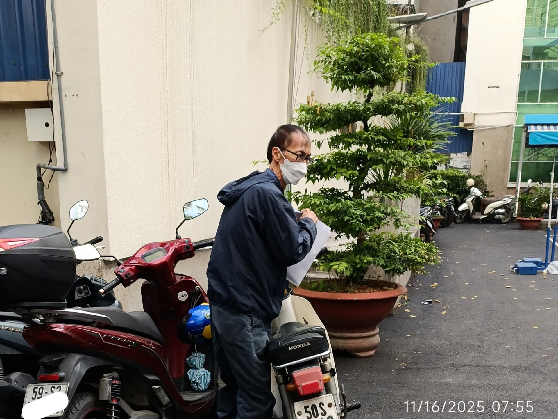 Cậu sinh viên gầy gò, chạy xe máy cà tàng bị bảo vệ chặn lại hỏi "Em đi đâu": Danh tính thật khiến ai cũng ngỡ ngàng!- Ảnh 1.