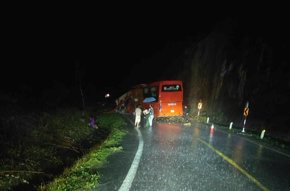Hiện trường sạt lở núi đè bẹp ô tô khách ở đèo Khánh Lê, ít nhất 6 người chết- Ảnh 2.