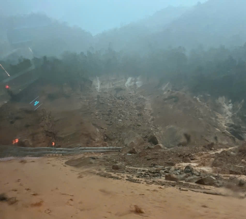 Hiện trường sạt lở núi đè bẹp ô tô khách ở đèo Khánh Lê, ít nhất 6 người chết- Ảnh 11.