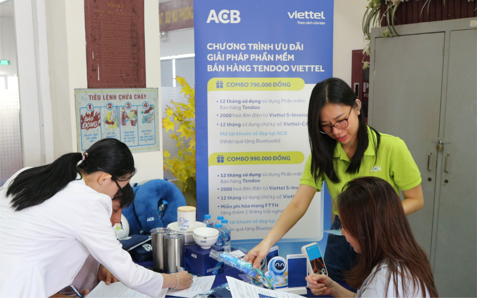 ACB: Xuống từng cơ sở, hỗ trợ hộ kinh doanh 60 ngày cao điểm chuyển đổi từ thuế khoán sang kê khai- Ảnh 1. ACB: Xuống từng cơ sở, hỗ trợ hộ kinh doanh 60 ngày cao điểm chuyển đổi từ thuế khoán sang kê khai- Ảnh 1.