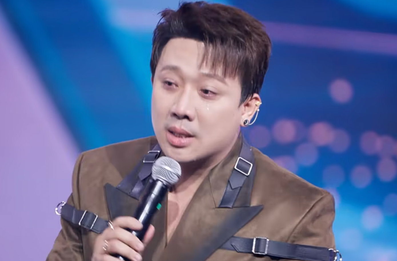 Sân khấu khiến Trấn Thành và dàn anh trai khóc đỏ mắt- Ảnh 2.