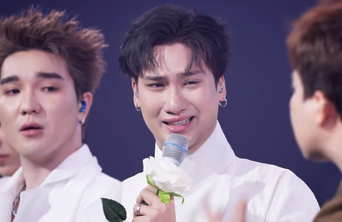 Sân khấu khiến Trấn Thành và dàn anh trai khóc đỏ mắt- Ảnh 4.