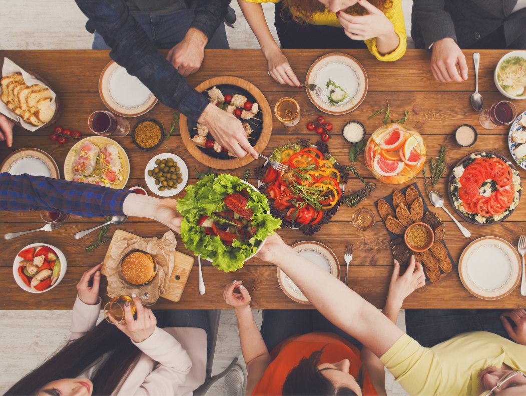 Đồng nghiệp nghỉ hưu mời cả phòng ăn tiệc rồi đột ngột rời đi, tôi đành thanh toán 15 triệu đồng: Về nhà nhận được 1 tin nhắn thay đổi cả cuộc đời- Ảnh 2.