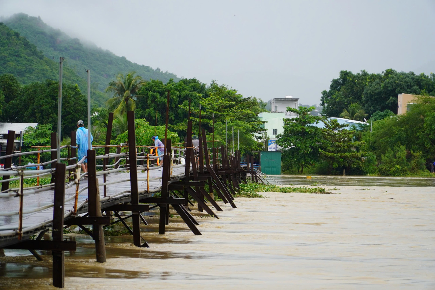 Cảnh khó tin ở khu công nghiệp, hơn 5.000 công nhân tạm nghỉ việc- Ảnh 2.