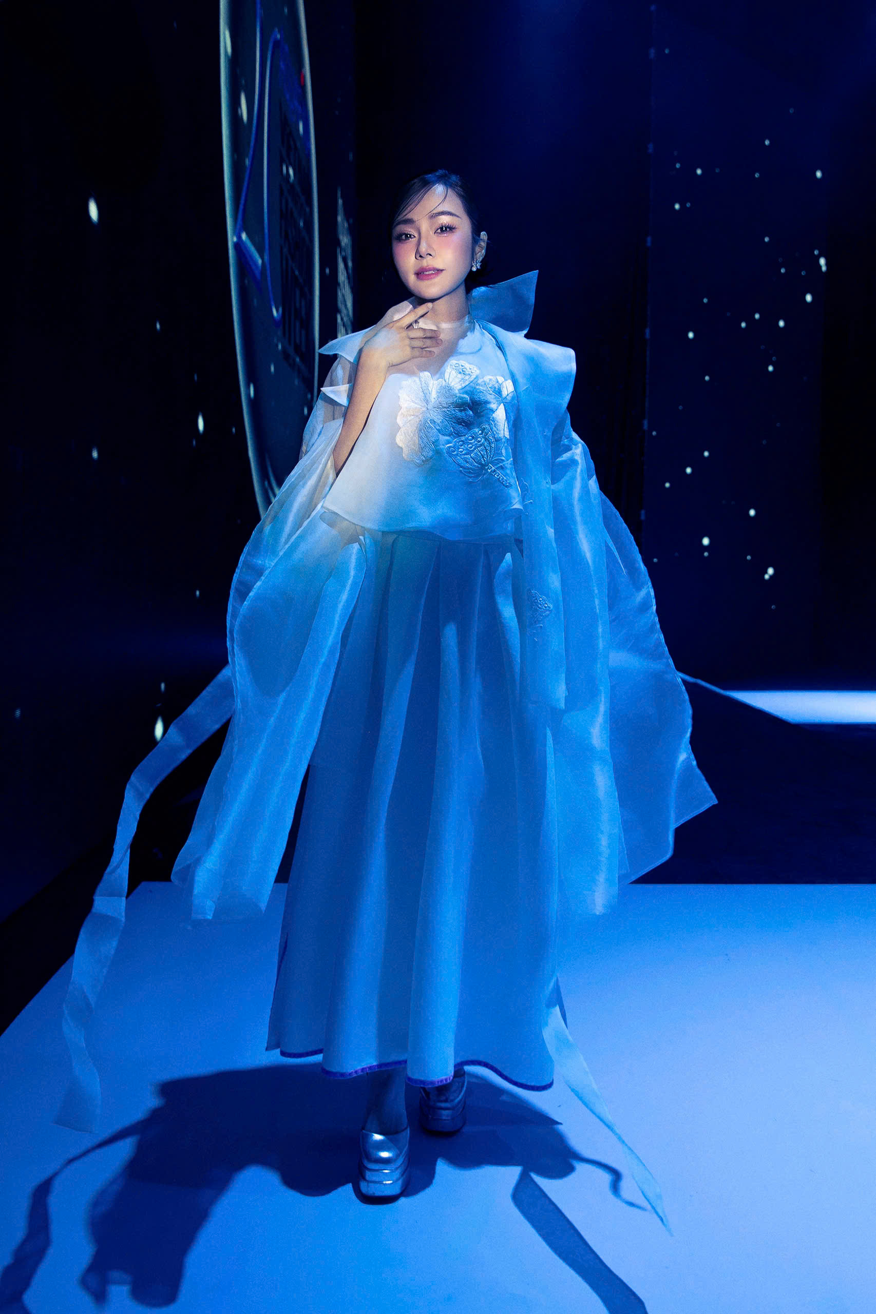 MC song ngữ Thu Thủy biến hoá đầy bất ngờ trên sân khấu VIFW với 8 out-fit, nhan sắc lẫn vóc dáng đều "gây thương nhớ"- Ảnh 1. MC song ngữ Thu Thủy biến hoá đầy bất ngờ trên sân khấu VIFW với 8 out-fit, nhan sắc lẫn vóc dáng đều "gây thương nhớ"- Ảnh 1.