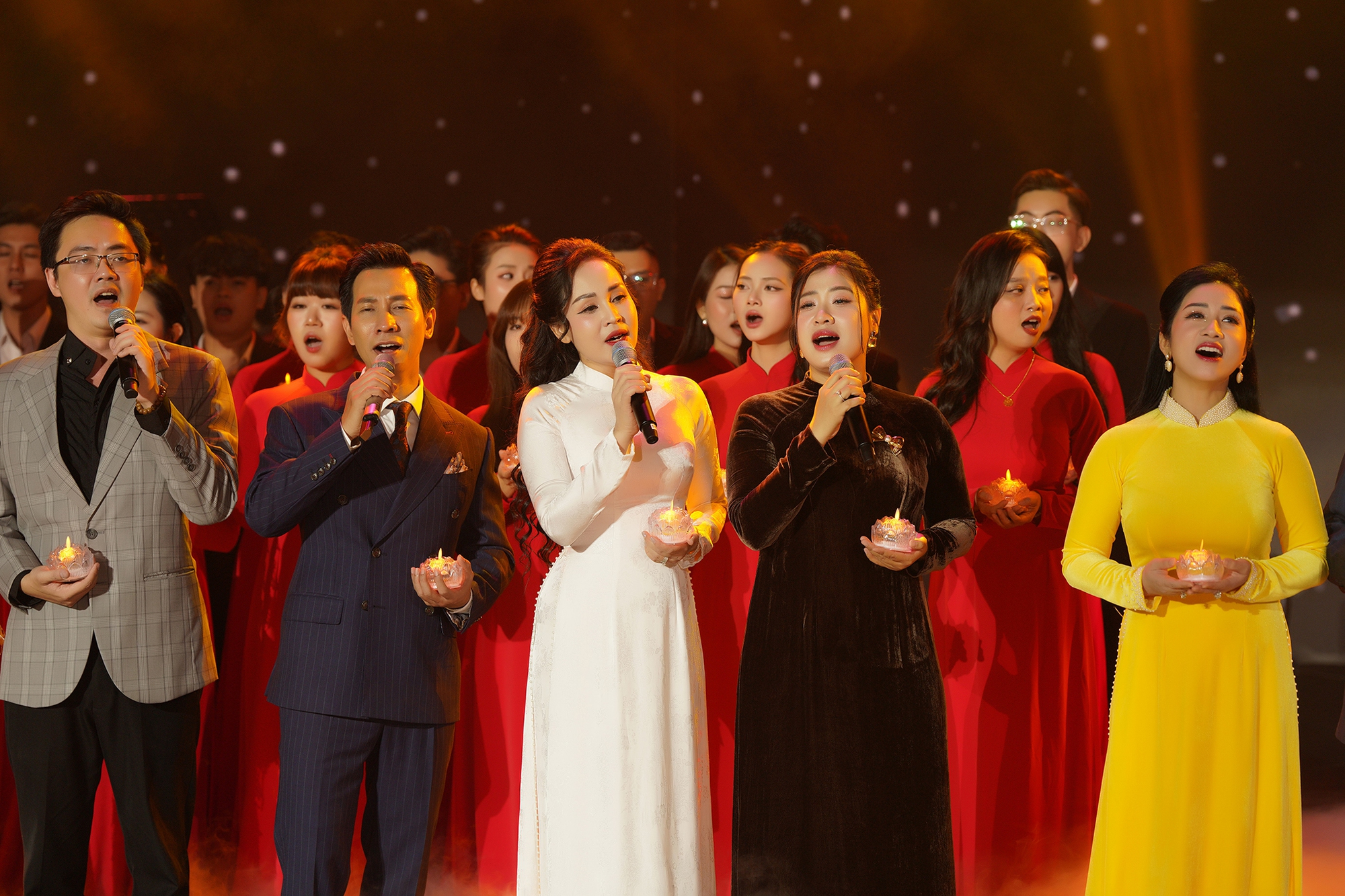 Khán giả vỡ òa khi chứng kiến sự “xuất hiện” của cố GS.NSND Trung Kiên cùng các thế hệ học trò trên sân khấu- Ảnh 7. Khán giả vỡ òa khi chứng kiến sự “xuất hiện” của cố GS.NSND Trung Kiên cùng các thế hệ học trò trên sân khấu- Ảnh 7.