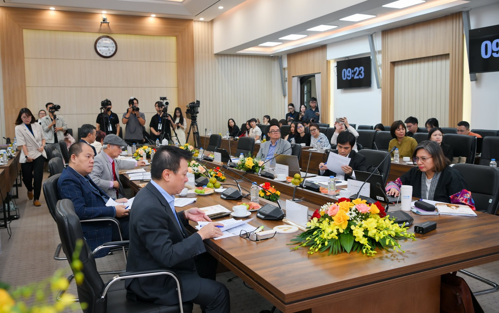 Từ "2.000đ biến thành 196 tỷ" đến "chàng shipper" phục dựng 8.000 ảnh liệt sĩ: Hành trình ấn tượng tại Human Act Prize 2025- Ảnh 1.