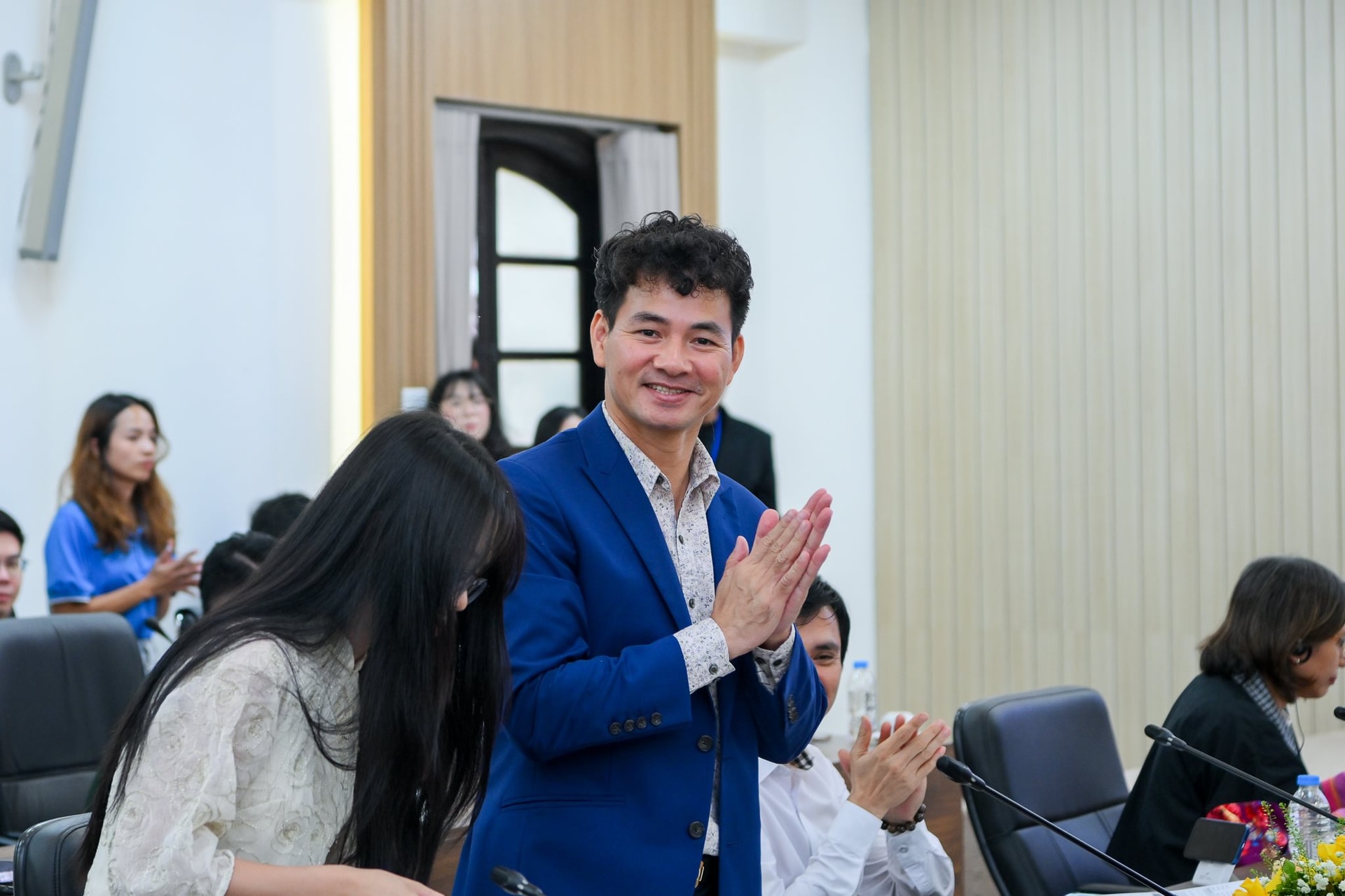 Từ "2.000đ biến thành 196 tỷ" đến "chàng shipper" phục dựng 8.000 ảnh liệt sĩ: Hành trình ấn tượng tại Human Act Prize 2025- Ảnh 3.