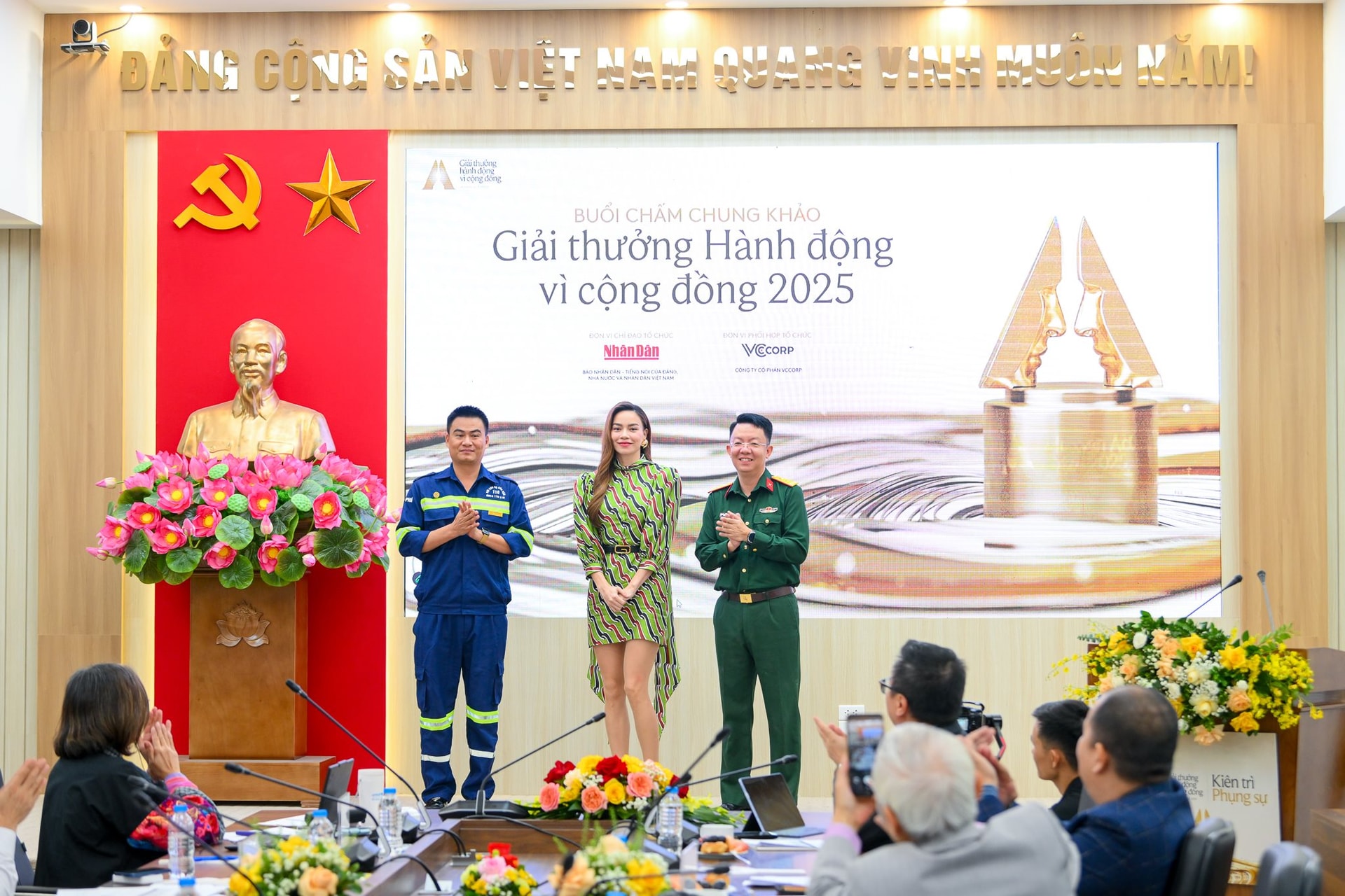 Từ "2.000đ biến thành 196 tỷ" đến "chàng shipper" phục dựng 8.000 ảnh liệt sĩ: Hành trình ấn tượng tại Human Act Prize 2025- Ảnh 9.