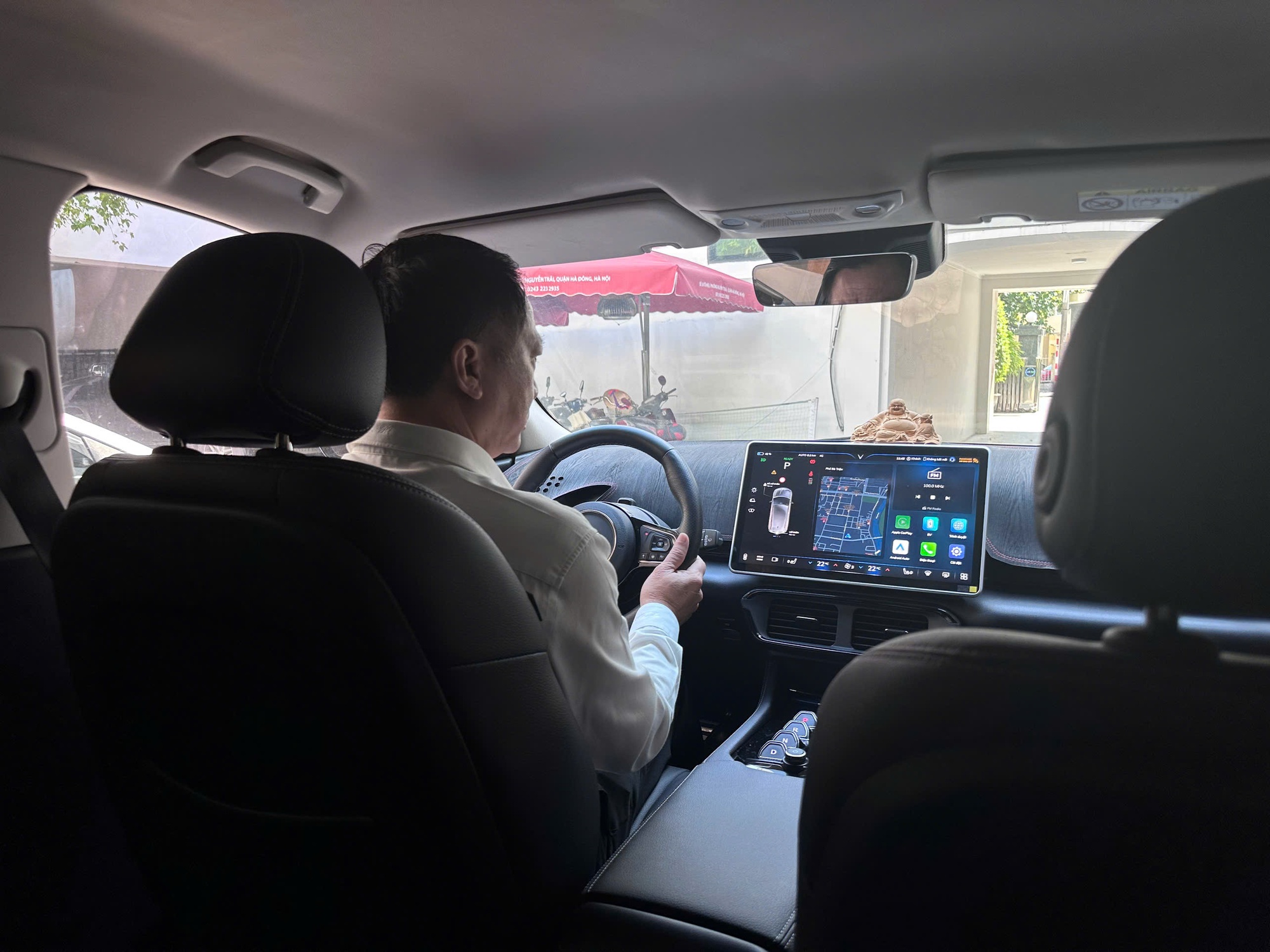 Đổi 2 xe VinFast VF 8 trong 2 năm liên tiếp, chủ xe chia sẻ: “Từng lái đủ loại xe xăng, giờ quay lại chắc không nổi”- Ảnh 5. Đổi 2 xe VinFast VF 8 trong 2 năm liên tiếp, chủ xe chia sẻ: “Từng lái đủ loại xe xăng, giờ quay lại chắc không nổi”- Ảnh 5.