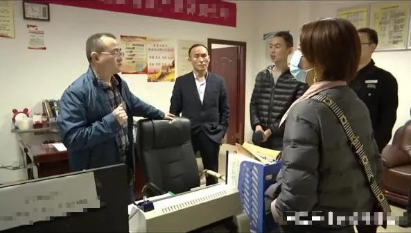 Mua nhà 2,6 tỷ đồng chưa kịp ở đã bị gia đình 8 người lạ “cướp” mất, chủ nhà chết sững- Ảnh 2.