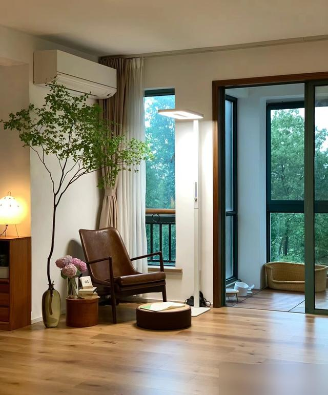 Trống nhưng không hề đơn điệu: Ngôi nhà của phụ nữ 50 tuổi chứng minh tối giản cũng có thể sang tới mức này- Ảnh 2. Trống nhưng không hề đơn điệu: Ngôi nhà của phụ nữ 50 tuổi chứng minh tối giản cũng có thể sang tới mức này- Ảnh 2.