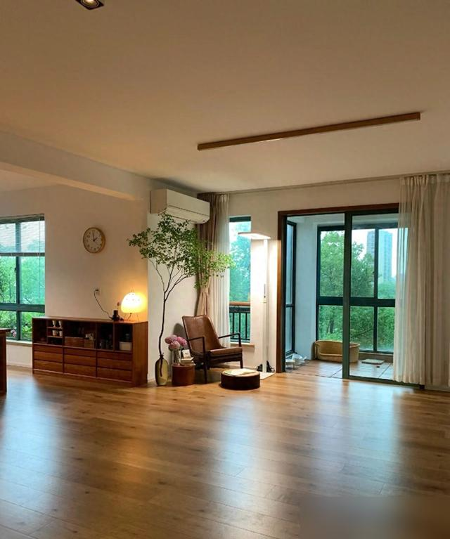 Trống nhưng không hề đơn điệu: Ngôi nhà của phụ nữ 50 tuổi chứng minh tối giản cũng có thể sang tới mức này- Ảnh 5. Trống nhưng không hề đơn điệu: Ngôi nhà của phụ nữ 50 tuổi chứng minh tối giản cũng có thể sang tới mức này- Ảnh 5.