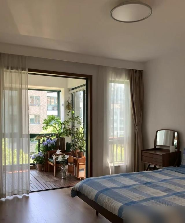 Trống nhưng không hề đơn điệu: Ngôi nhà của phụ nữ 50 tuổi chứng minh tối giản cũng có thể sang tới mức này- Ảnh 8. Trống nhưng không hề đơn điệu: Ngôi nhà của phụ nữ 50 tuổi chứng minh tối giản cũng có thể sang tới mức này- Ảnh 8.