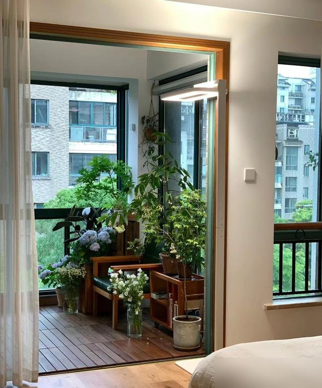 Trống nhưng không hề đơn điệu: Ngôi nhà của phụ nữ 50 tuổi chứng minh tối giản cũng có thể sang tới mức này- Ảnh 7. Trống nhưng không hề đơn điệu: Ngôi nhà của phụ nữ 50 tuổi chứng minh tối giản cũng có thể sang tới mức này- Ảnh 7.