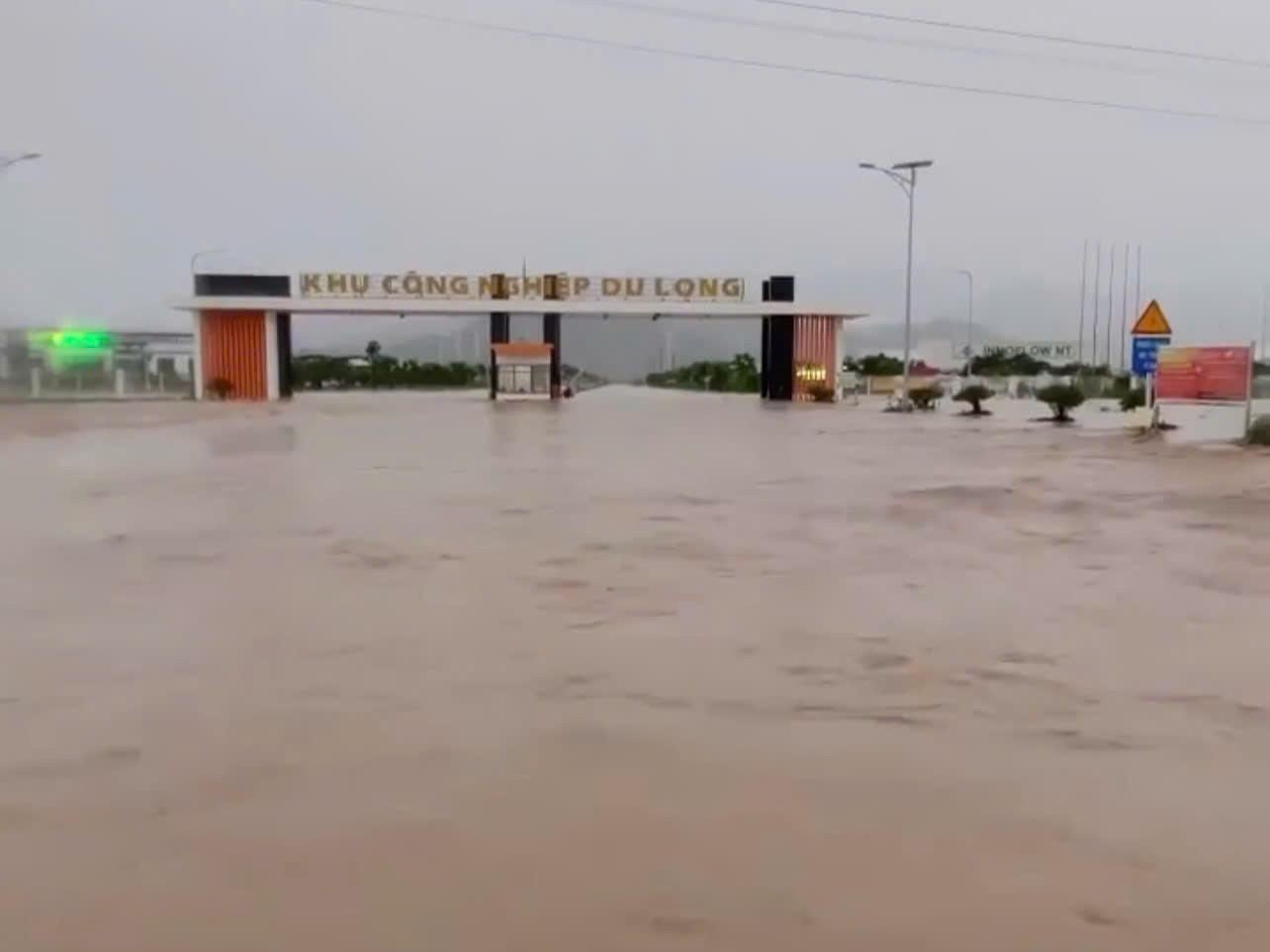 Cảnh khó tin ở khu công nghiệp, hơn 5.000 công nhân tạm nghỉ việc- Ảnh 1.