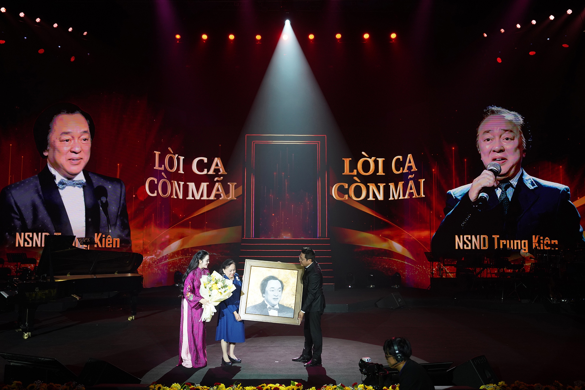 Khán giả vỡ òa khi chứng kiến sự “xuất hiện” của cố GS.NSND Trung Kiên cùng các thế hệ học trò trên sân khấu- Ảnh 3. Khán giả vỡ òa khi chứng kiến sự “xuất hiện” của cố GS.NSND Trung Kiên cùng các thế hệ học trò trên sân khấu- Ảnh 3.