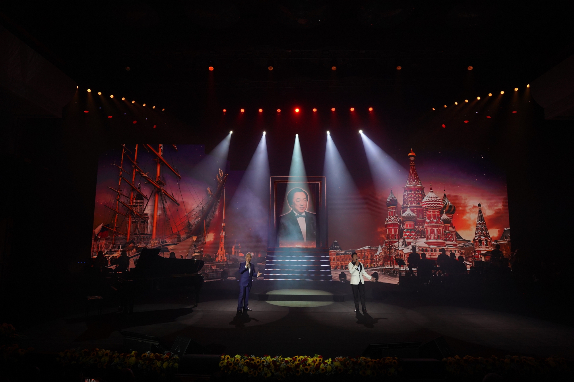 Khán giả vỡ òa khi chứng kiến sự “xuất hiện” của cố GS.NSND Trung Kiên cùng các thế hệ học trò trên sân khấu- Ảnh 4. Khán giả vỡ òa khi chứng kiến sự “xuất hiện” của cố GS.NSND Trung Kiên cùng các thế hệ học trò trên sân khấu- Ảnh 4.