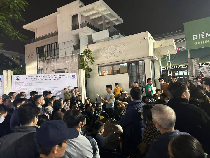 Vật vã thức xuyên đêm chờ nộp hồ sơ mua nhà xã hội ở Hà Nội- Ảnh 4.