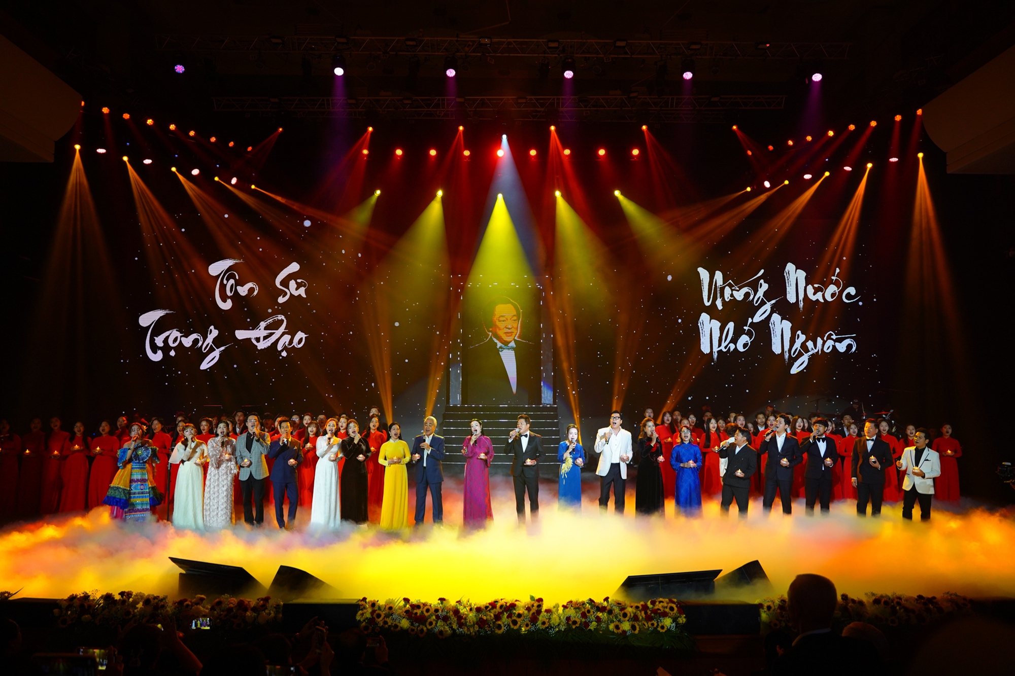 Khán giả vỡ òa khi chứng kiến sự “xuất hiện” của cố GS.NSND Trung Kiên cùng các thế hệ học trò trên sân khấu- Ảnh 8. Khán giả vỡ òa khi chứng kiến sự “xuất hiện” của cố GS.NSND Trung Kiên cùng các thế hệ học trò trên sân khấu- Ảnh 8.