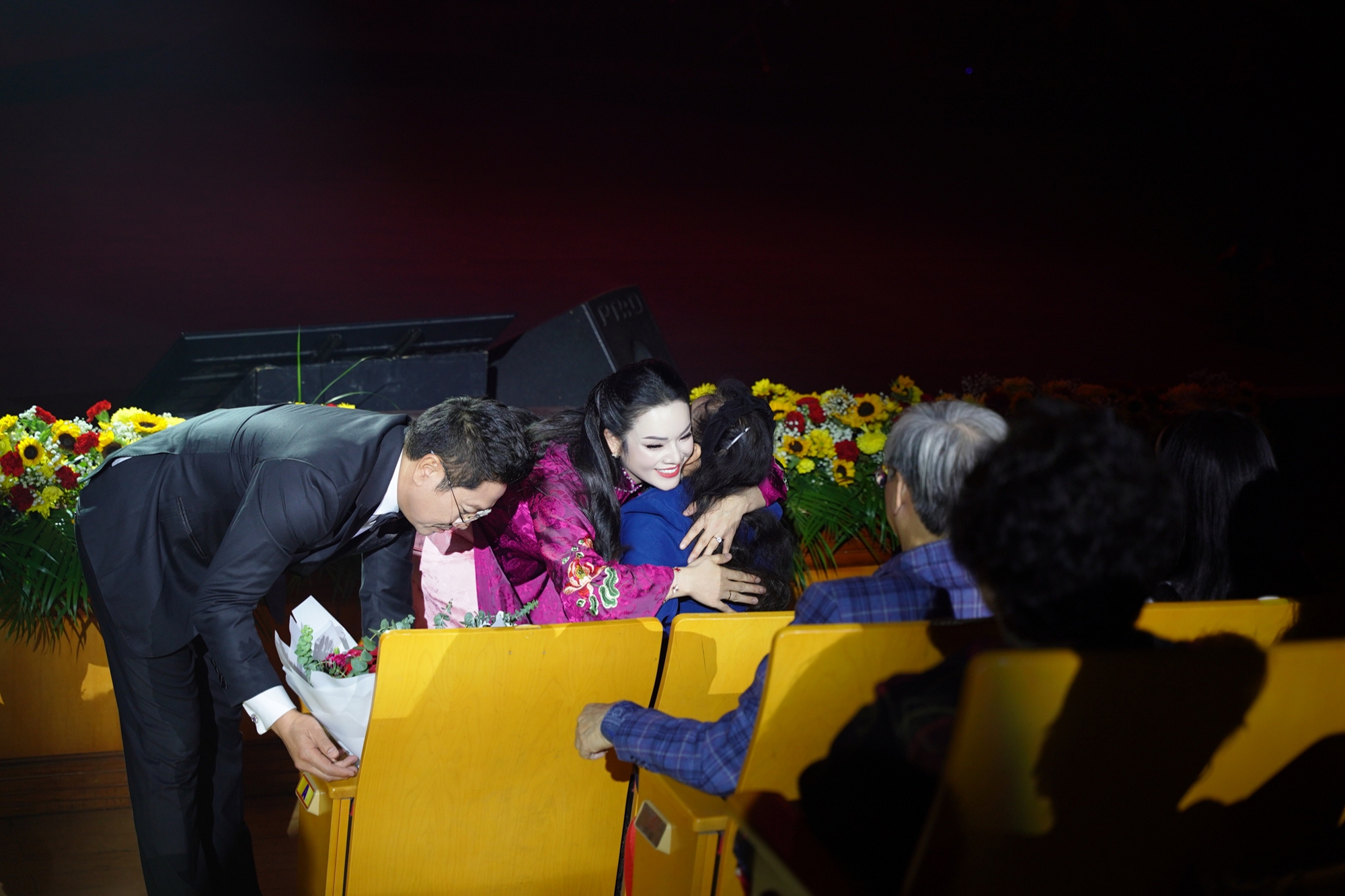 Khán giả vỡ òa khi chứng kiến sự “xuất hiện” của cố GS.NSND Trung Kiên cùng các thế hệ học trò trên sân khấu- Ảnh 2. Khán giả vỡ òa khi chứng kiến sự “xuất hiện” của cố GS.NSND Trung Kiên cùng các thế hệ học trò trên sân khấu- Ảnh 2.