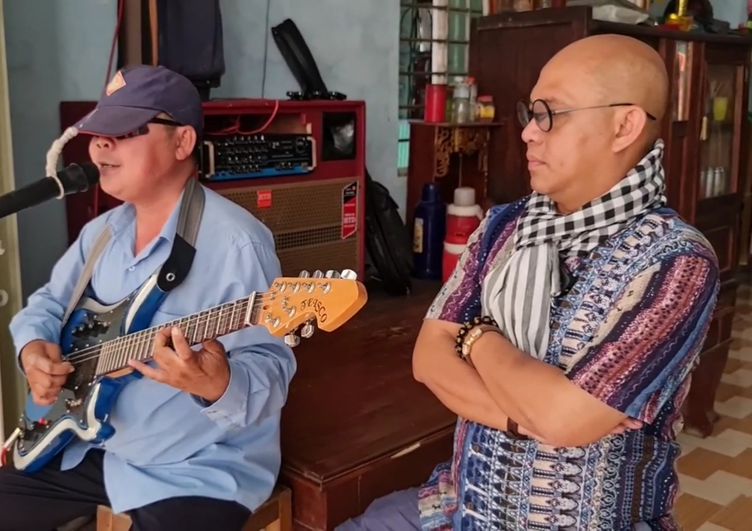 Nam nghệ sĩ mù đi bán vé số bị cướp giật, được trùm Điền Quân Color Man giúp đỡ- Ảnh 2. Nam nghệ sĩ mù đi bán vé số bị cướp giật, được trùm Điền Quân Color Man giúp đỡ- Ảnh 2.