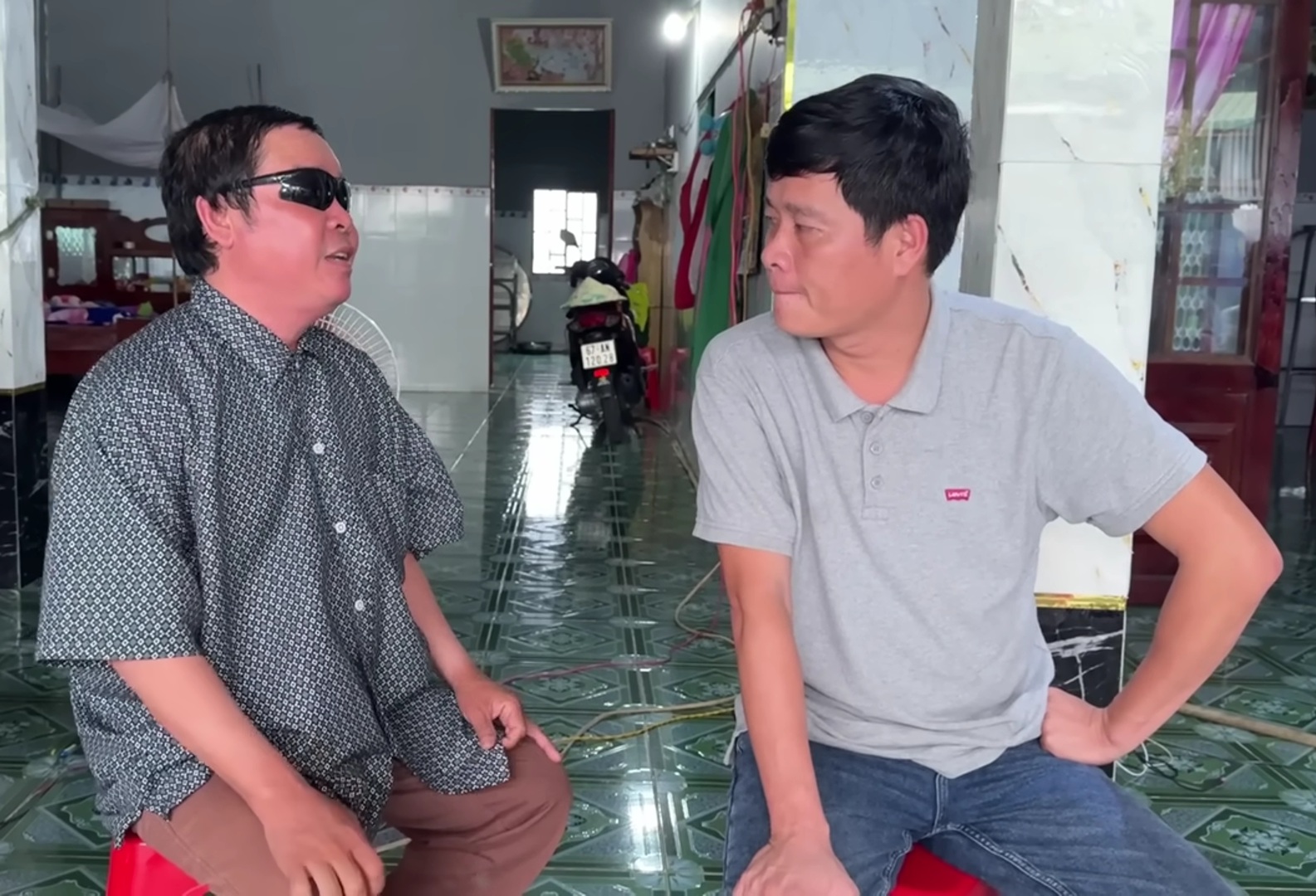 Nam nghệ sĩ mù đi bán vé số bị cướp giật, được trùm Điền Quân Color Man giúp đỡ- Ảnh 1. Nam nghệ sĩ mù đi bán vé số bị cướp giật, được trùm Điền Quân Color Man giúp đỡ- Ảnh 1.